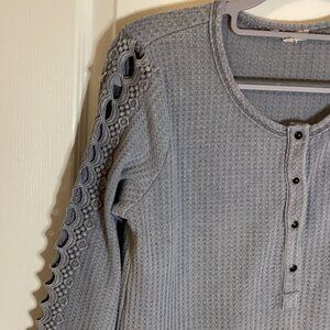 Mystyle Women's Gray Top Long Sleeve Waffle Sweater Size S Lace Cut-Out Sleeves